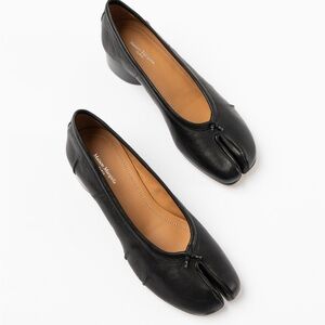 Maison Margiela Tabi Ballerina Split Toe Leather Block Heel Pumps in Black